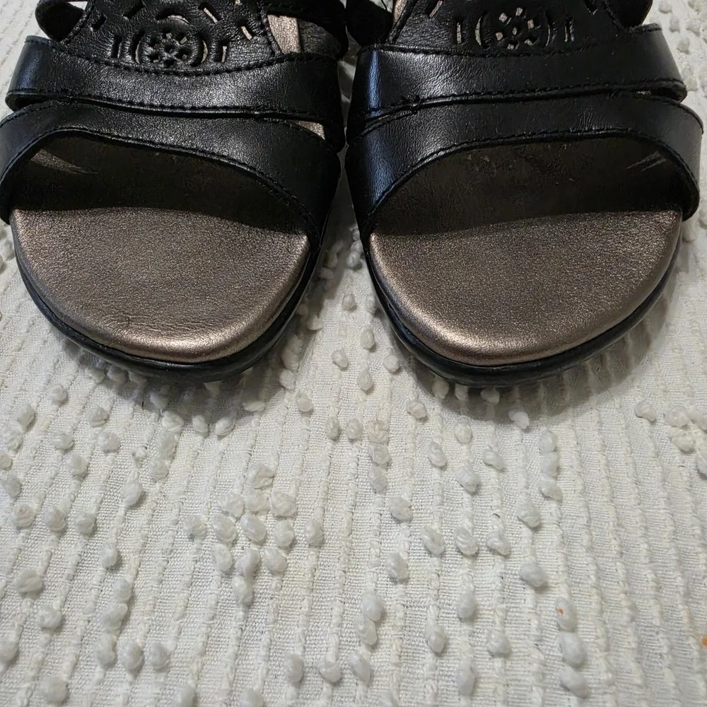 Clark's Women's Black Wedge Slip On Sandals Size 7.5 Medium Casual Versatile